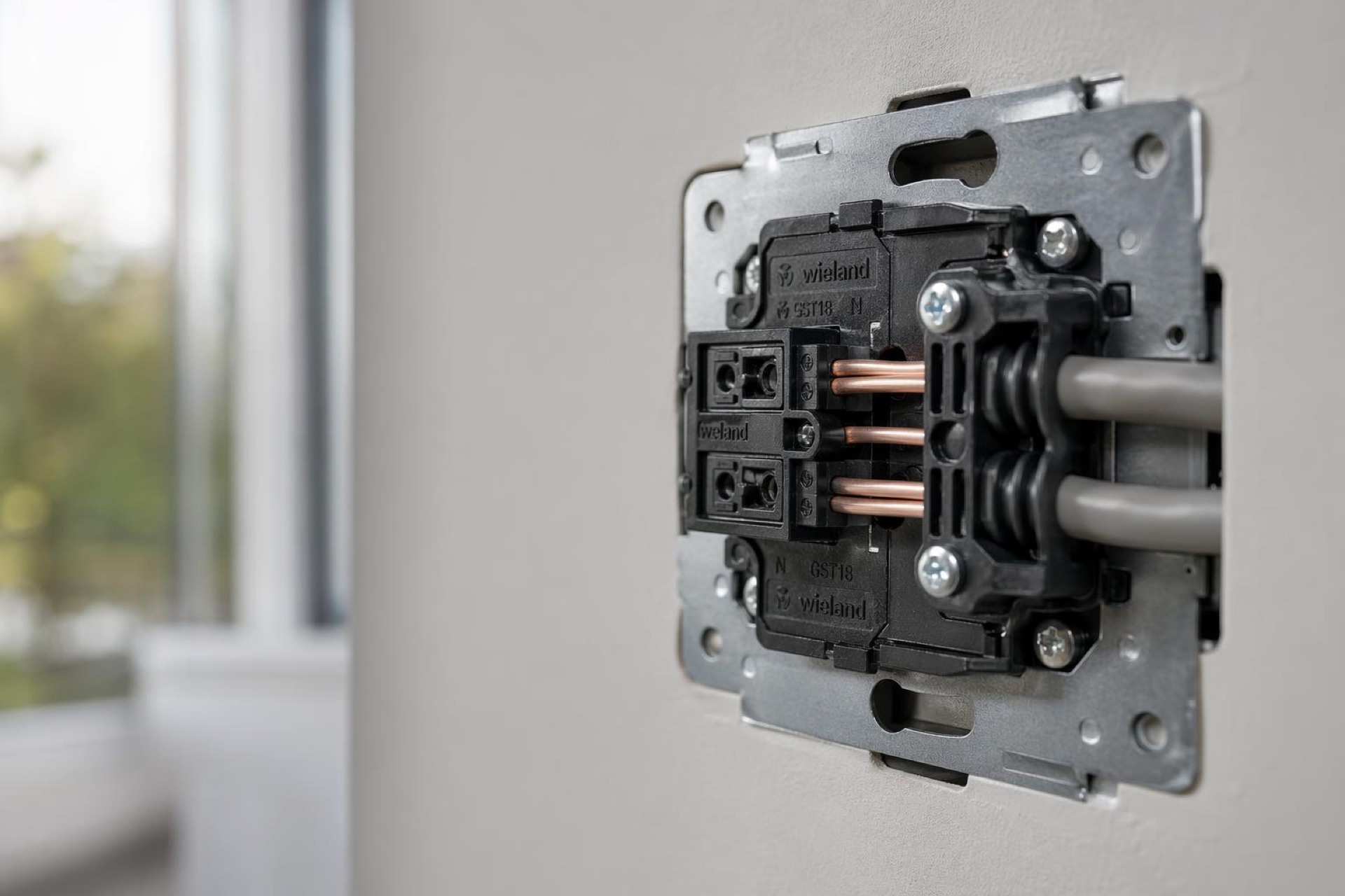 Fachgerecht installierte Elektroverkabelung — Qualitätsmaterial, sauber verlegt und beschriftet